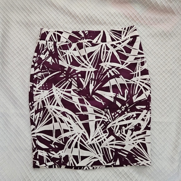 LOFT Petite Purple and White Palm Leaf Skirt - Picture 4 of 10